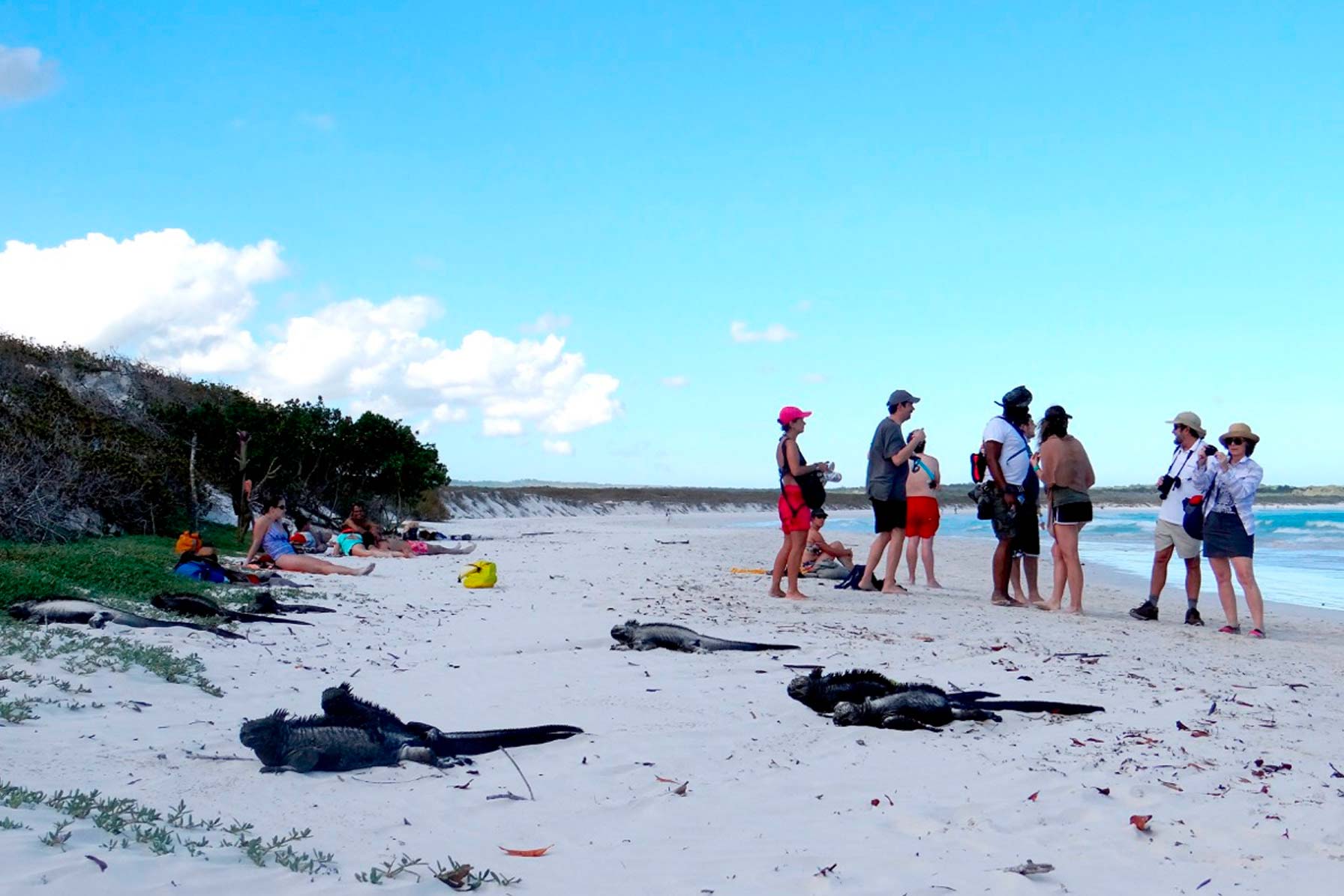 turistas en playa de Galápagos